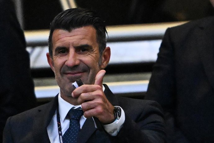 Archivo - 18 June 2024, Saxony, Leipzig: Portugal's former national soccer player Luis Figo gives a thumbs up ahead of the Euro 2024 Group F soccer match between Portugal and Czech at Leipzig Stadium. Photo: Robert Michael/dpa