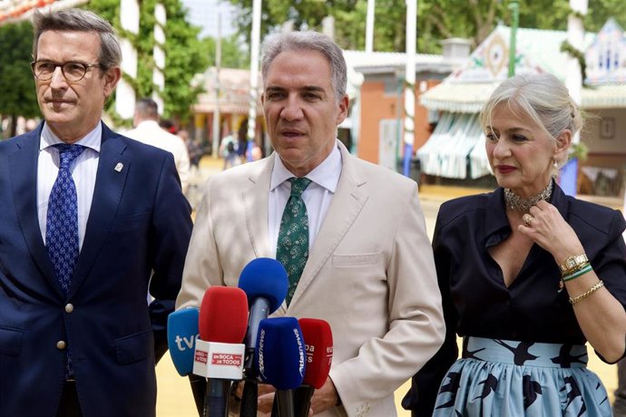 El vicesecretario de Política Autonómica y Municipal y Análisis Electoral del PP, Elías Bendodo, atiende a los medios en la contraportada de la Feria de Sevilla.