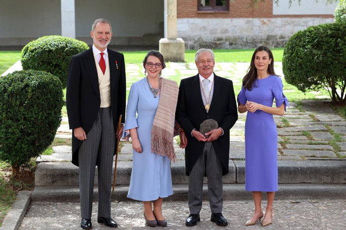 El Rey Felipe VI, Gonzalo Celorio y la Reina Letizia tras la entrega del Premio de Literatura en Lengua Castellana “Miguel de Cervantes” 2025 al escritor mexicano, a 23 de abril de 2026, en Alcalá de Henares (Madrid, España). Este reconocimiento a una tra