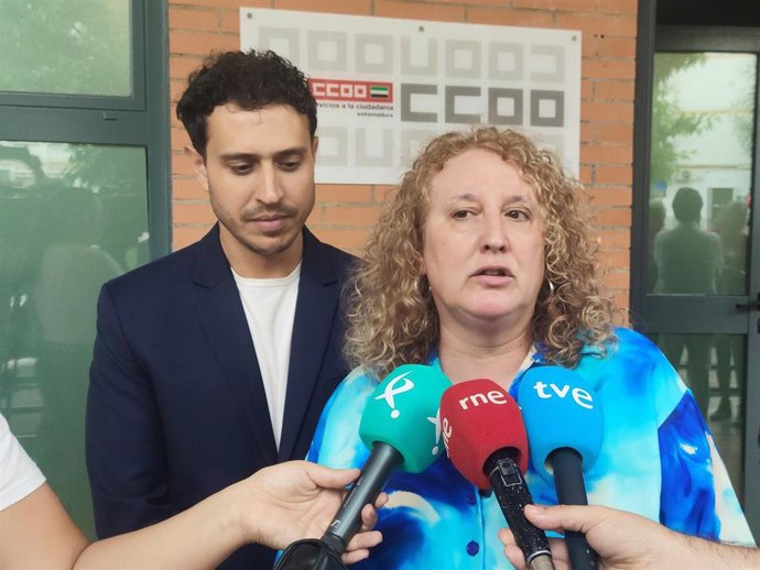 La secretaria general de CCOO Extremadura, María Berrocal, atiende a los medios de comunicación en la nueva sede de la Federación de Servicios a la Ciudadanía de CCOO Extremadura, en Mérida.