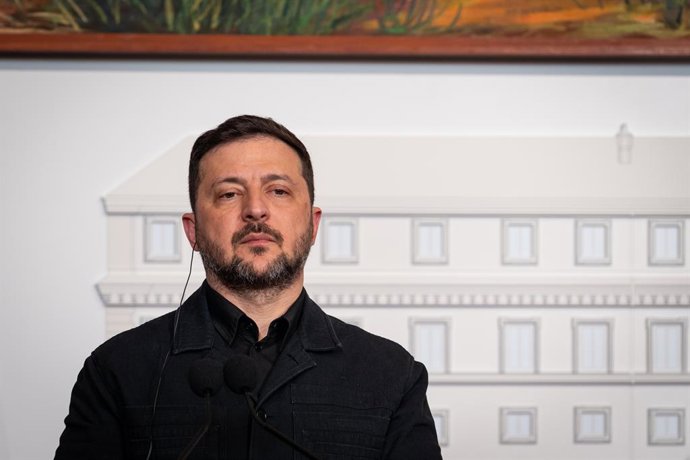15 de abril de 2026, Roma, Itália: O presidente da Ucrânia, Volodymyr Zelensky, participa de uma coletiva de imprensa após sua reunião com a primeira-ministra italiana Giorgia Meloni (fora do enquadramento) no Palazzo Chigi.