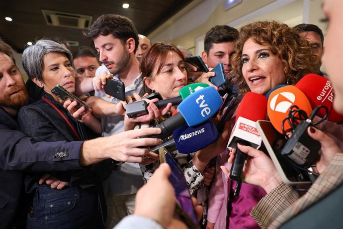 La diputada del Congreso de los Diputados y ex Vicepresidenta Primera del Gobierno y Ministra de Hacienda, María Jesús Montero Cuadrado, atiende a los medios en el Senado. (Foto de archivo).