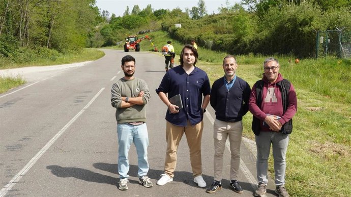 Junto al primer edil y el concejal, Adrián Valverde de la empresa adjudicataria y David Orviz, técnico municipal.