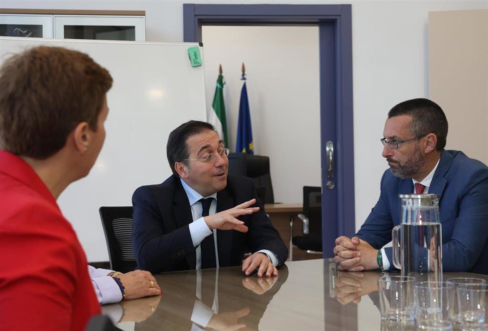 Archivo - El ministro José Manuel Albares reunido con el alcalde de La Línea, Juan Franco, en una imagen de archivo.