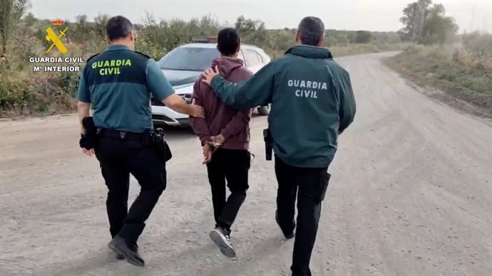 Agentes de la Guardia Civil detienen al presunto autor de robos con violencia en Gibraleón (Huelva).