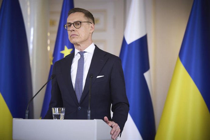 Archivo - March 19, 2025, Helsinki, Finland: Finnish President Alexander Stubb, listens to a question during a joint press conference with Ukrainian President Volodymyr Zelenskyy, at the Presidential Palace, March 19, 2025 in Helsinki, Finland.