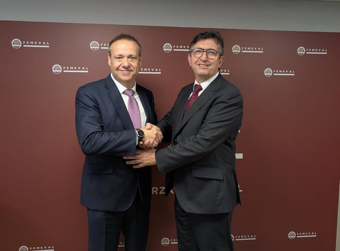 El nou president de Femeval, Francisco Alonso, junt amb el seu antecessor en el càrrec i president de la CEV, Vicente Lafuente, després de ser triat per a liderar la federació metal·lúrgica