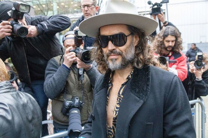 Archivo - February 24, 2026, London, England, United Kingdom: RUSSELL BRAND arrives at Southwark Crown Court where he is accused of two further sex offences, including rape, against two further women which allegedly took place in 2009.