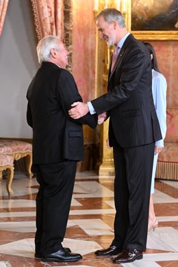 El galardonado escritor Gonzalo Celorio y el Rey Felipe VI durante el almuerzo ofrecido en el Palacio Real con ocasión de la ceremonia de entrega del Premio Cervantes 2025, a 22 de abril de 2026, en Madrid (España). Este reconocimiento a una trayectoria ú