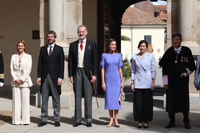 La alcaldesa del municipio, Judith Piquet, el ministro de Cultura, Ernest Urtasun, el Rey Felipe VI, la Reina Letizia, la presidenta de la Comunidad de Madrid, Isabel Díaz Ayuso, y el rector de la Universidad de Alacála de Henares, Carmelo García, posan a