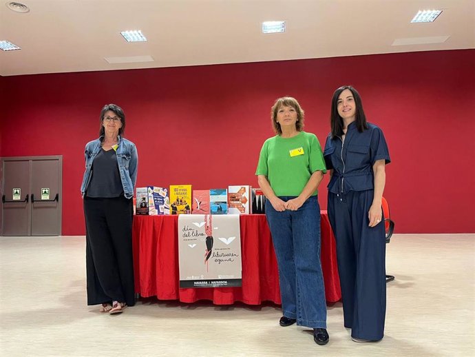 Clara Flamarique, Susana Rodríguez y Marta Miñana en el salón de actos del centro penitenciario