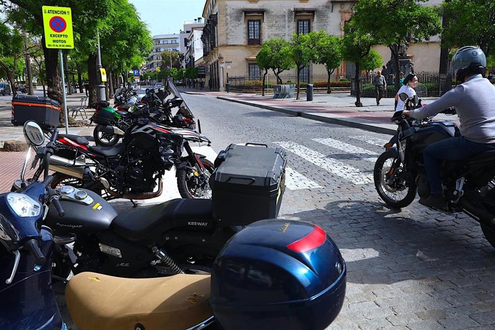 Motos aparcadas en la Alameda Cristina de Jerez de la Frontera (Cádiz) durante la celebración del Gran Premio de España de MotoGP 2026