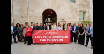 El PSPV celebra el 25 d'Abril a les portes de Les Corts entre crítiques a l'"anomalia" imposada pel PP i Vox