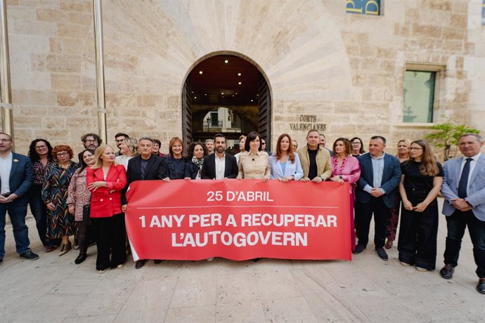 La secretària general del PSPV-PSOE, Diana Morant (c), participa en la commemoració de la celebració del 25 d'abril a la porta de Les Corts Valencianes, a 23 d'abril del 2026, a València