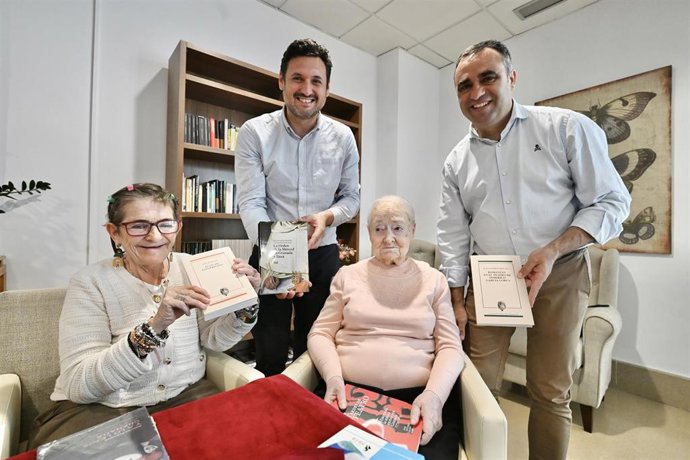 En el marco de la conmemoración del Día Internacional del Libro, el presidente de la Diputación de Granada, Francis Rodríguez, ha realizado además una visita a la Residencia Rodríguez Penalva que tiene la institución provincial en Huéscar.