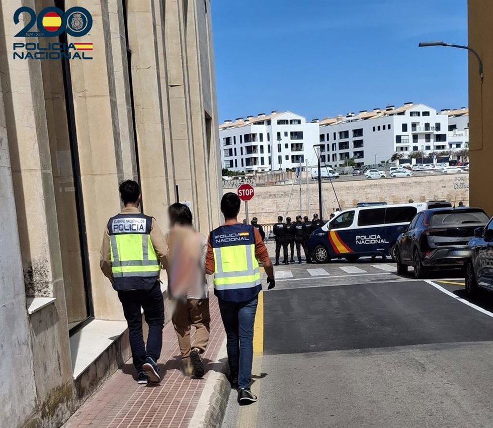 Uno de los arrestados, conducido por agentes.
