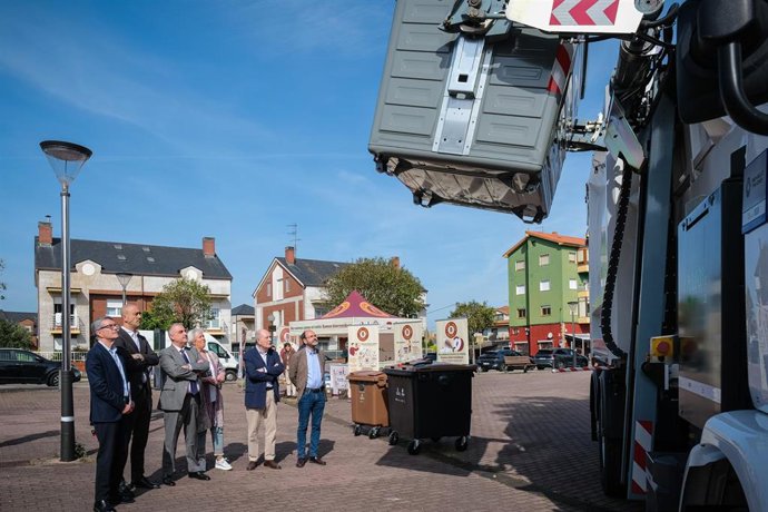 El consejero de Medio Ambiente, Roberto Media, y el alcalde, Javier López Estrada, entre otros, en el acto de inicio de recogida del contenedor marrón en Torrelavega