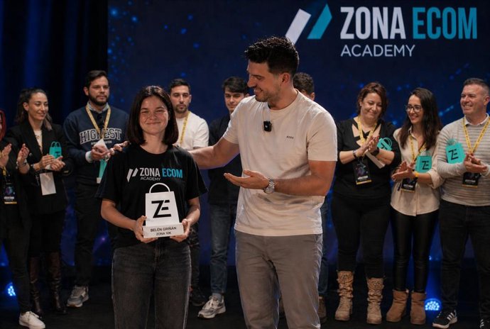 Entrega de Premios Evento Zona Ecom Academy Modificada con IA