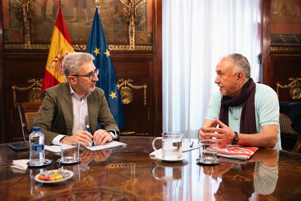 (I-D): El Ministro De Hacienda, Arcadi España, Y El Secretario General De UGT, Pepe Álvarez.