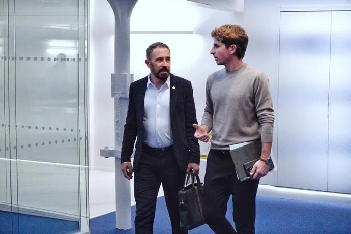 El consejero de Vivienda y Agenda Urbana del Gobierno Vasco, Denis Itxaso, y el alcalde de Donostia/San Sebastián, Jon Insausti