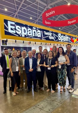 Representantes de 'Sabores Almería' y de las empresas participantes, en el expositor de España de la feria Food & Hospitality Asia de Singapur.