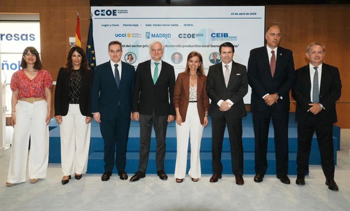 Participantes en al presentación del informe UCCI Emprende II en CEOE