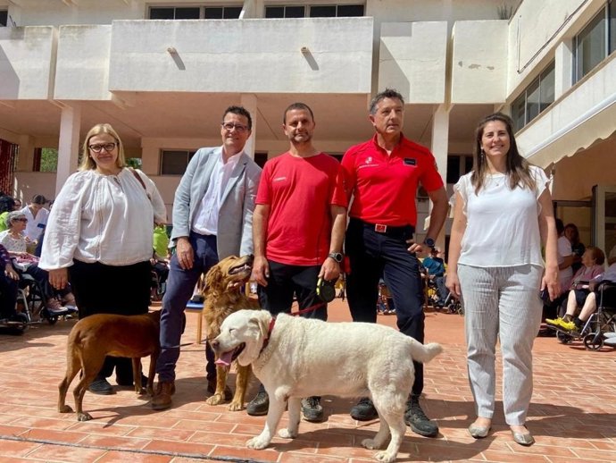 La residencia de la Bonanova acoge una exhibición de la unidad canina de los Bomberos de Mallorca
