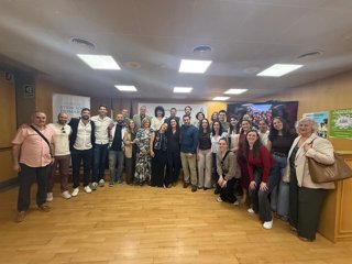 Los 16 profesionales que han finalizado su formación especializada en Atención Primaria, junto a responsables, tutores y coordinadores docentes, en el acto celebrado por el Distrito Sanitario Almería.
