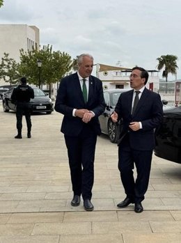 El ministro de Asuntos Exteriores, José Manuel Albares, con el alcalde de San Roque.