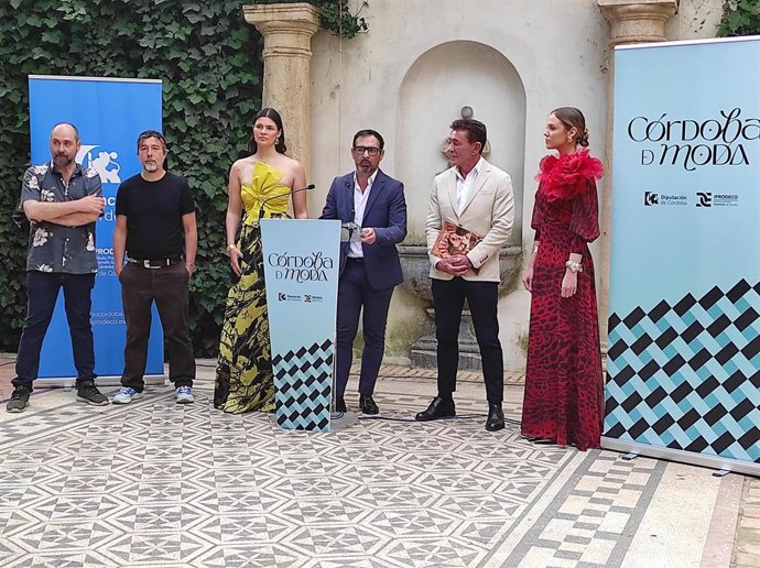 Romero interviene en la presentación, junto a García-Escribano (2º dcha.), las modelos, el fotógrafo y el diseñador de la campaña.