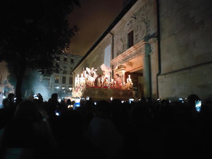 Archivo - La procesión de la 'Madrugá' sale del edificio Histórico de la Universidad de Oviedo.
