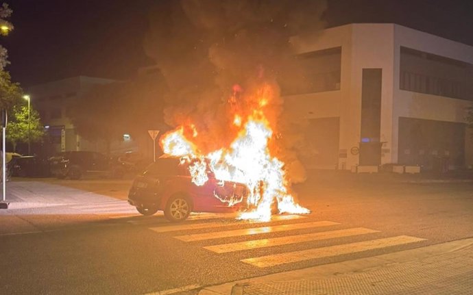 Coche incendiado en el polígono de Son Oms.