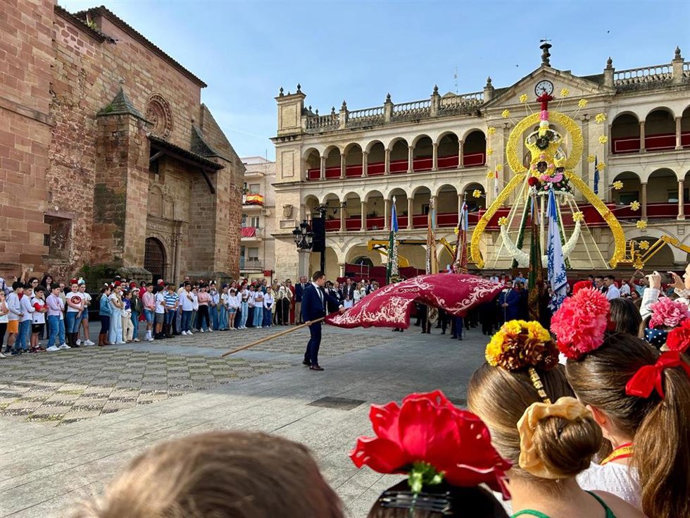 Imagen del último convite de banderas en la Plaza de España donde está todo preparado para la ofrenda floral