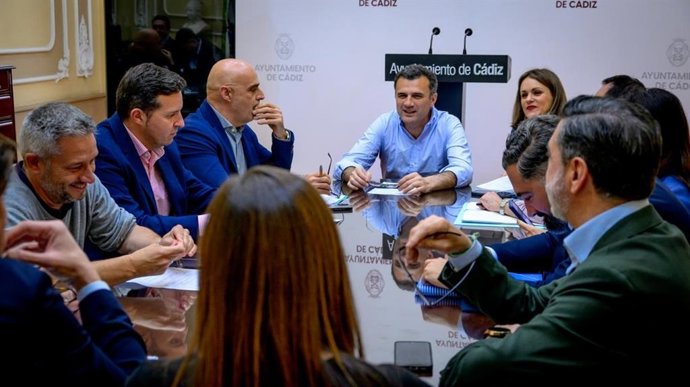 El alcalde de Cádiz, Bruno García, presidiendo el consejo rector del Instituto de Fomento, Empleo y Formación (IFEF).