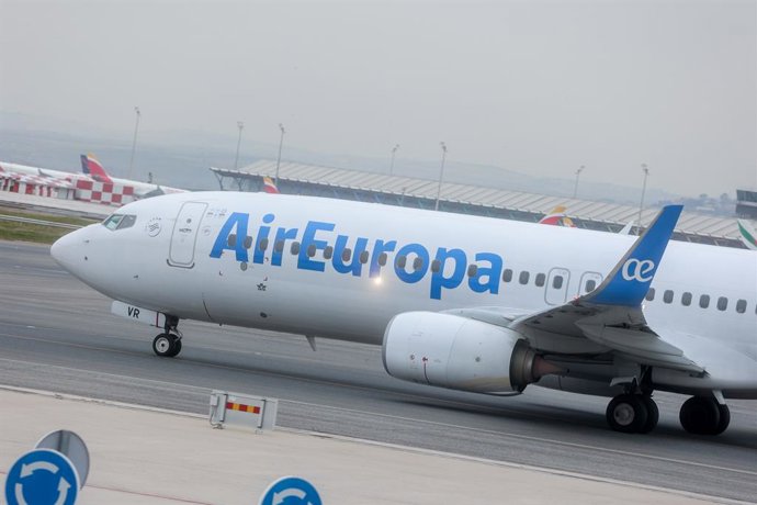 Archivo - Un avión de la aerolínea AirEuropa en el aeropuerto Adolfo Suárez Madrid-Barajas, a 2 de enero de 2024, en Madrid (España). UGT ha convocado una huelga de los trabajadores de las torres de control de plataforma del aeropuerto Adolfo Suárez Madri