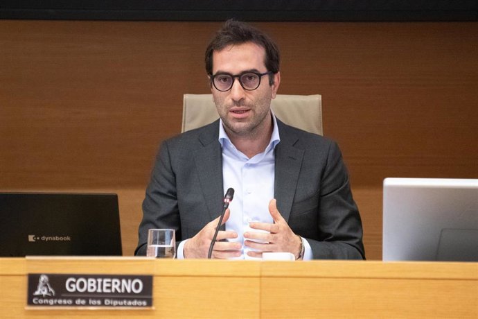 El vicepresidente primero y ministro de Economía, Comercio y Empresa, Carlos Cuerpo, durante la Comisión Mixta para la Unión Europea, a 23 de abril de 2026, en Madrid (España). 