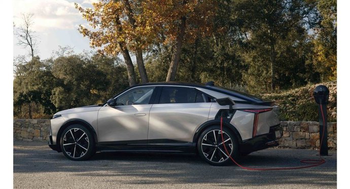 El DS N°8 incorpora Plug & Charge y un cargador trifásico de 22 kW para optimizar la carga eléctrica