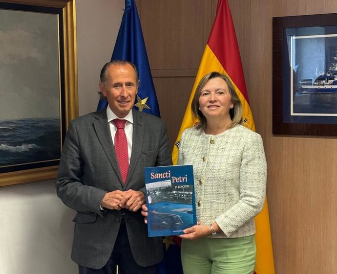 La secretaria general de Pesca del Gobierno de España, María Isabel Artime, y el alcalde de Chiclana, José María Román, en una reunión en Madrid.