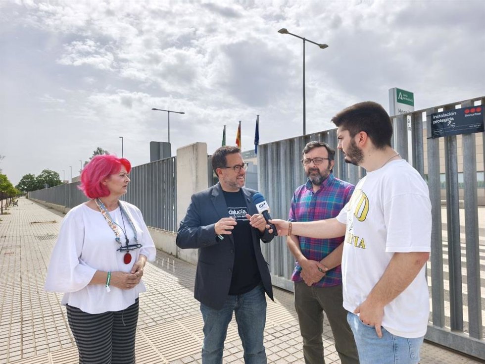 José Ignacio García atiende a los medios, entre Mariví Serrano y Santiago Salas, junto al Hospital de Palma del R