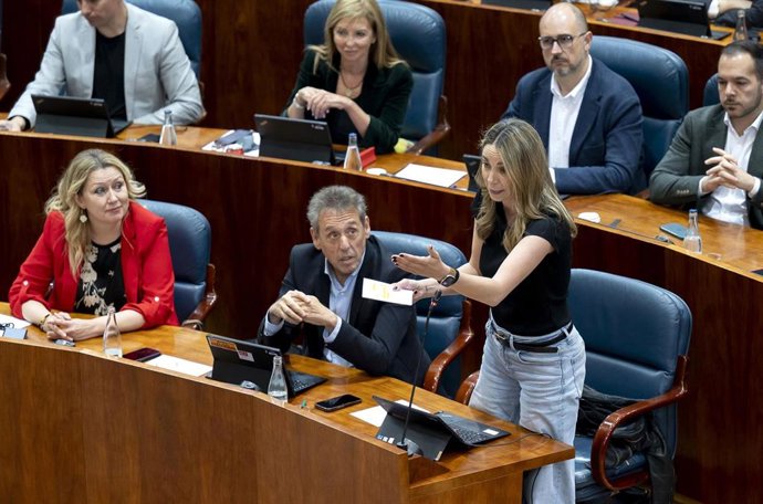 La portavoz del PSOE en la Asamblea, Mar Espinar (i), y el portavoz adjunto del PSOE de la Asamblea de Madrid, Fernando Fernández Lara (c), durante el Pleno de la Asamblea de Madrid