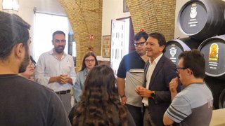 El delegado de Empleo, Daniel Sánchez, junto a alumnos del curso 'Enoturismo para tod@s' .