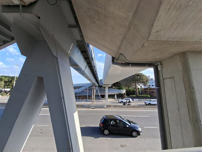 La nueva pasarela para peatones sobre la C-31 entre Castelldefels y Gavà (Barcelona)