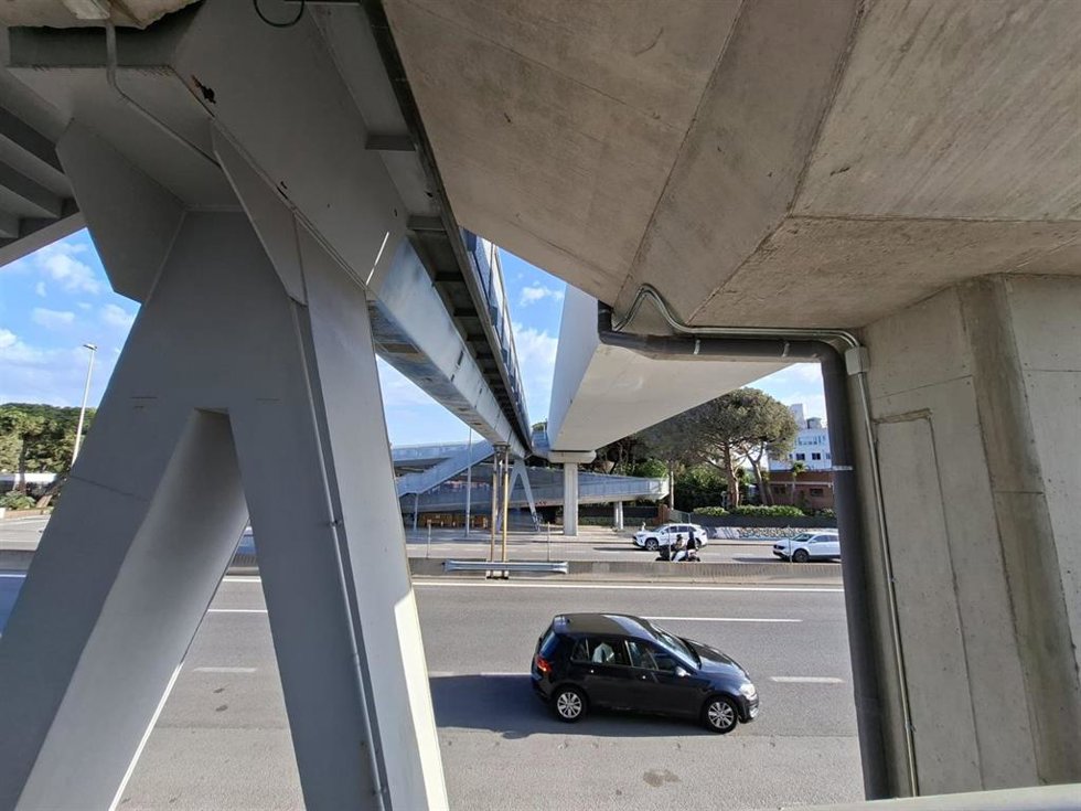 La nueva pasarela para peatones sobre la C-31 entre Castelldefels y Gavà (Barcelona)