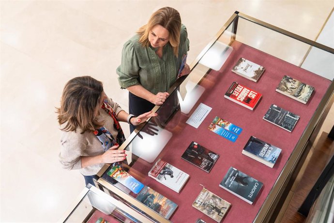 Una de las vitrinas de la exposición impulsada por la Diputación Provincial con motivo del Día del Libro.