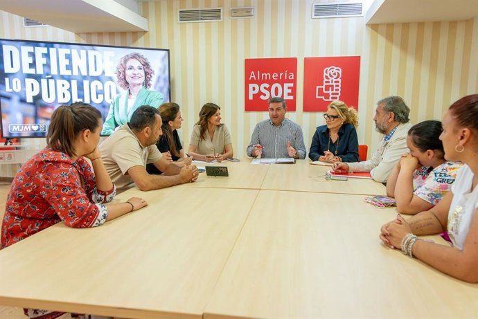 Ayala (PSOE) durante la reunión con familias de alumnado con NEAE.
