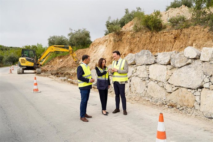 La consejera de Fomento, Articulación del Territorio y Vivienda, Rocío Díaz, en una visita técnica en las obras de emergencia de la carretera A-333 en Priego de Córdoba