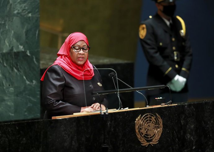 Archivo - (210924) -- UNITED NATIONS, Sept. 24, 2021 (Xinhua) -- Tanzanian President Samia Suluhu Hassan addresses the general debate of the 76th session of the United Nations General Assembly at the UN headquarters in New York, Sept. 23, 2021.   The Gene