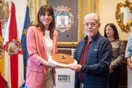 Etxebarria recibe la tarta de San Prudencio del gremio confitero de Álava