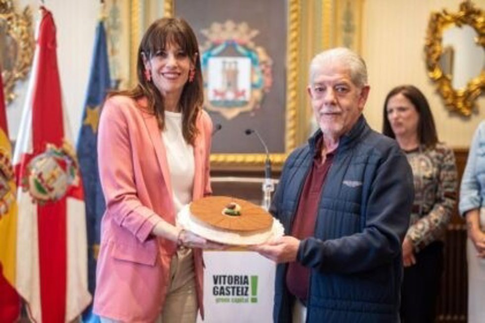 Etxebarria recibe la tarta de San Prudencio del gremio confitero de Álava