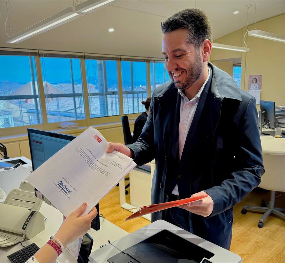 Archivo - Momento en el que el secretario general del PSOE, Javier García, registra la proposición